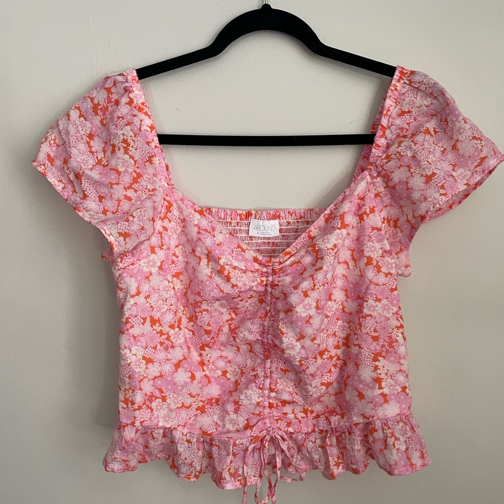 Floral ruched flutter sleeve top 🌸